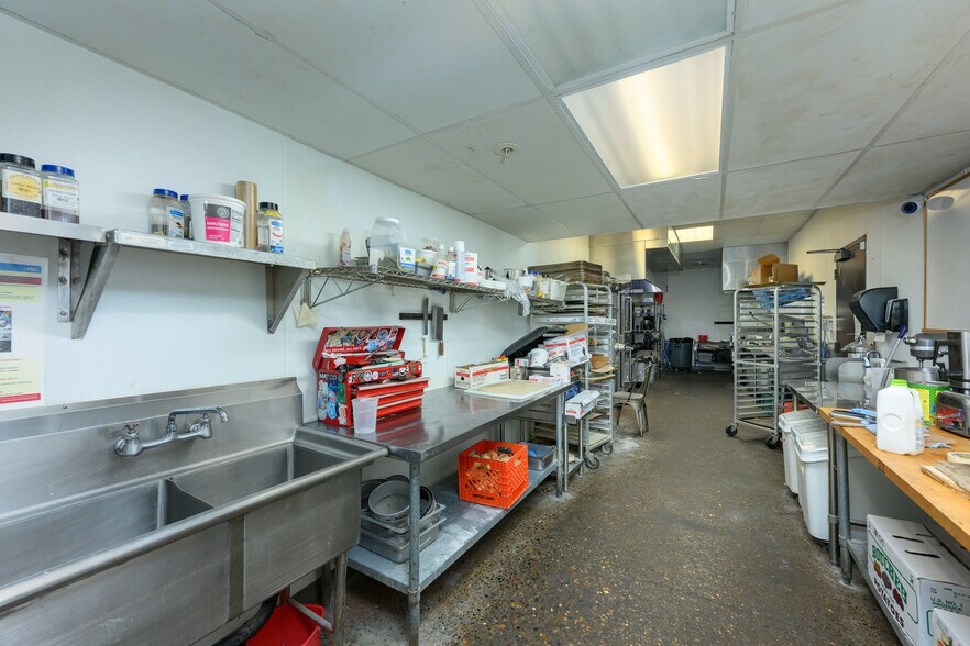 More Photos Of 645 NE 3rd St, Mcminnville Storefront Retail Office For Lease