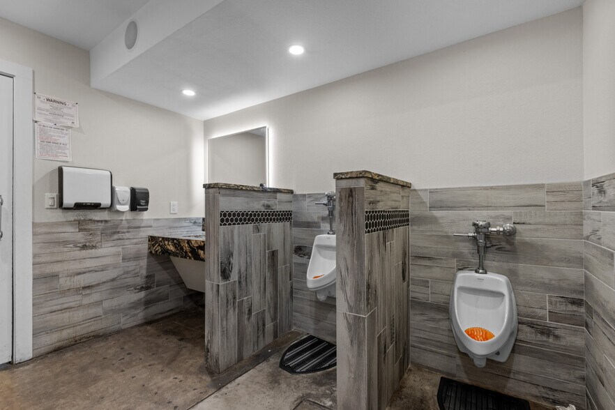 More Photos Of 418 N Grant Ave, Odessa Bar For Sale