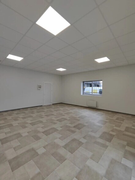 More Photos Of 62 Avenue D'Orleans, Beaugency Flex For Lease