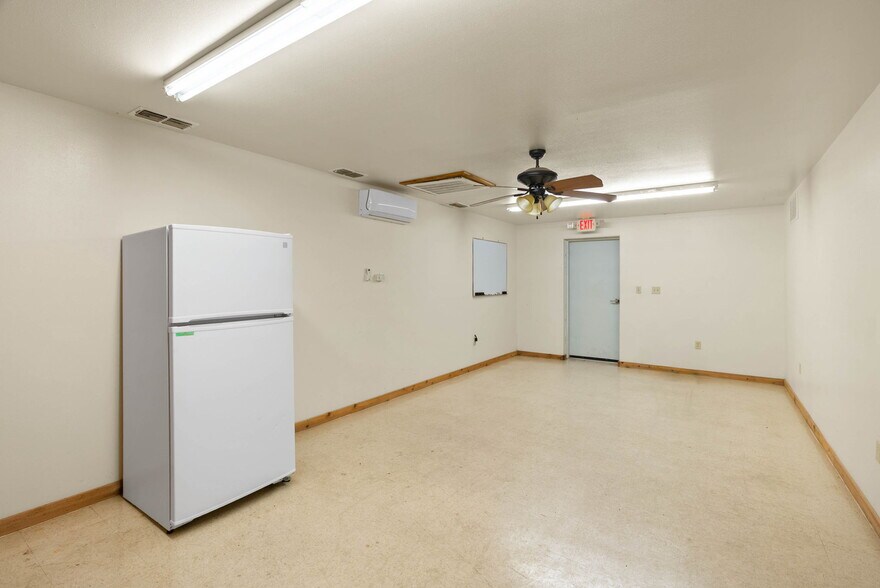 More Photos Of 2404 N US Highway 281, Alice Flex For Lease