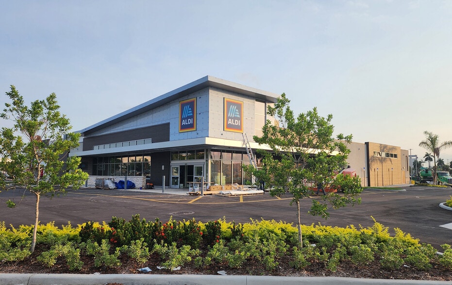 More Photos Of 7795 W Flagler St, Miami Unknown For Lease