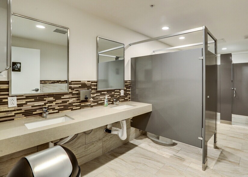 More Photos Of 650 E Tahquitz Canyon Way, Palm Springs Office For Lease
