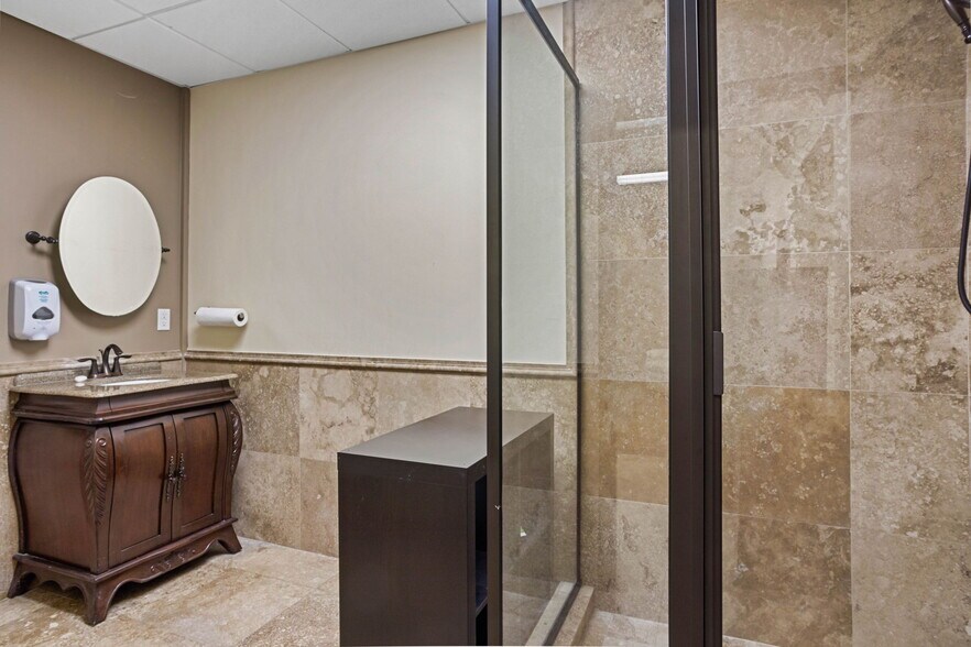 More Photos Of 8810 Commodity Cir, Orlando Showroom For Lease