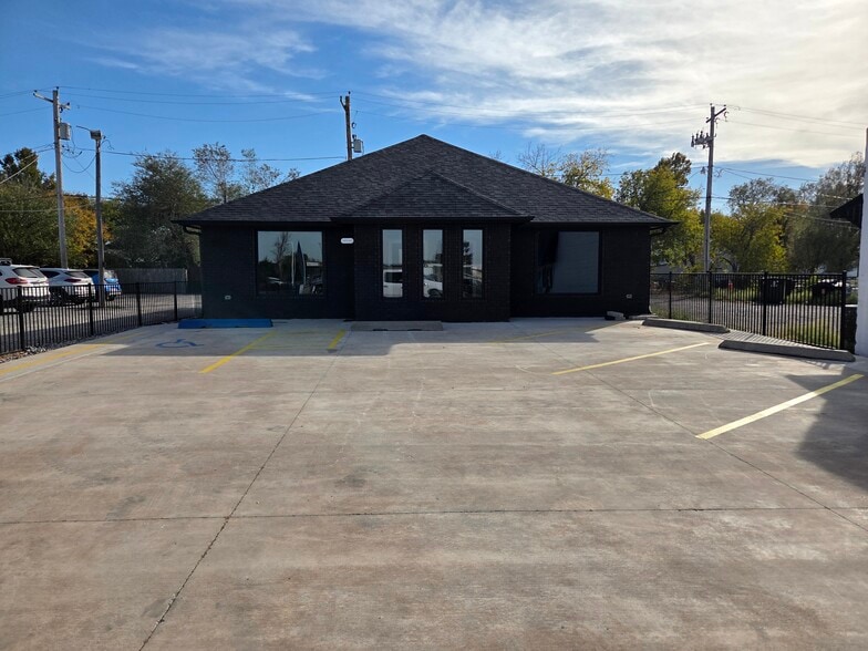 Primary Photo Of 708 8th st, Elgin Office For Sale