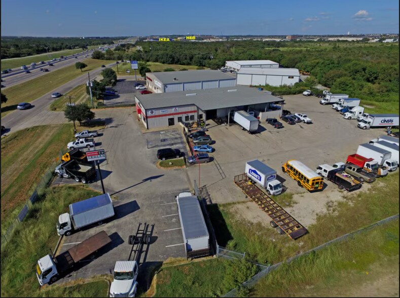 More Photos Of 3301 N I-35, Round Rock Auto Dealership For Lease