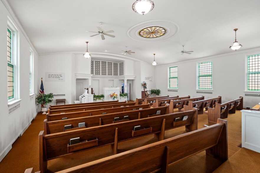 More Photos Of 71 S Washington St, Oxford Religious Facility For Sale