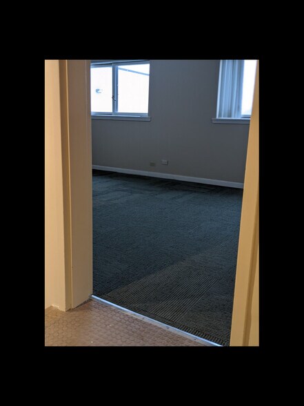 More Photos Of 6575-6577 N Avondale Ave, Chicago Service For Lease