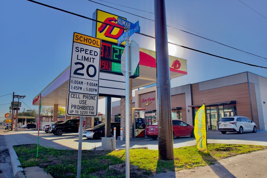 More Photos Of 1002 Mercury Dr, Houston General Retail For Lease