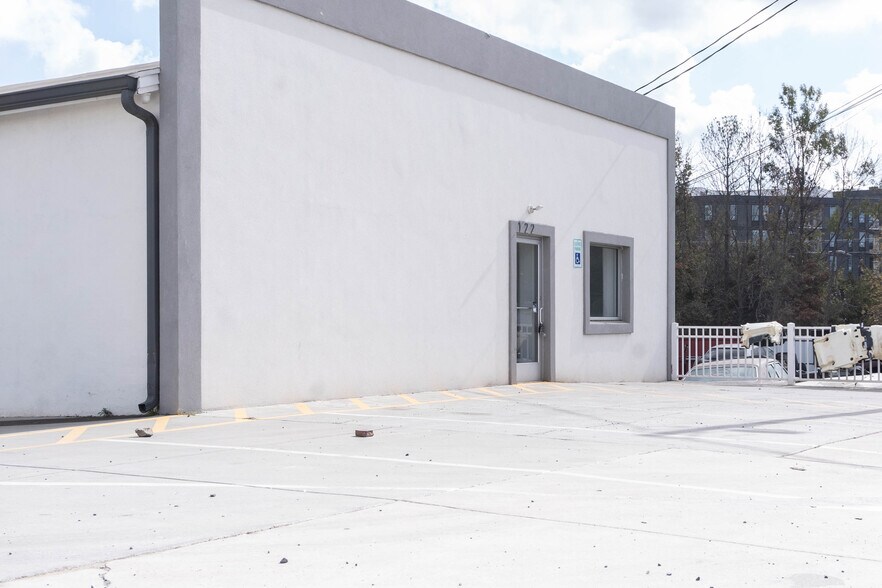 More Photos Of 122 Atando Ave, Charlotte Service For Lease