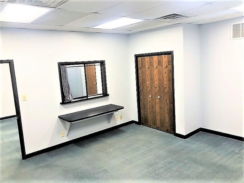 More Photos Of 2402 W Morton St, Denison Office For Lease