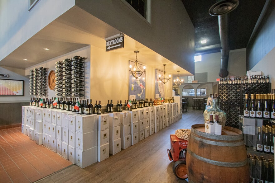 More Photos Of 104 Macomb Pl, Mount Clemens Restaurant For Sale