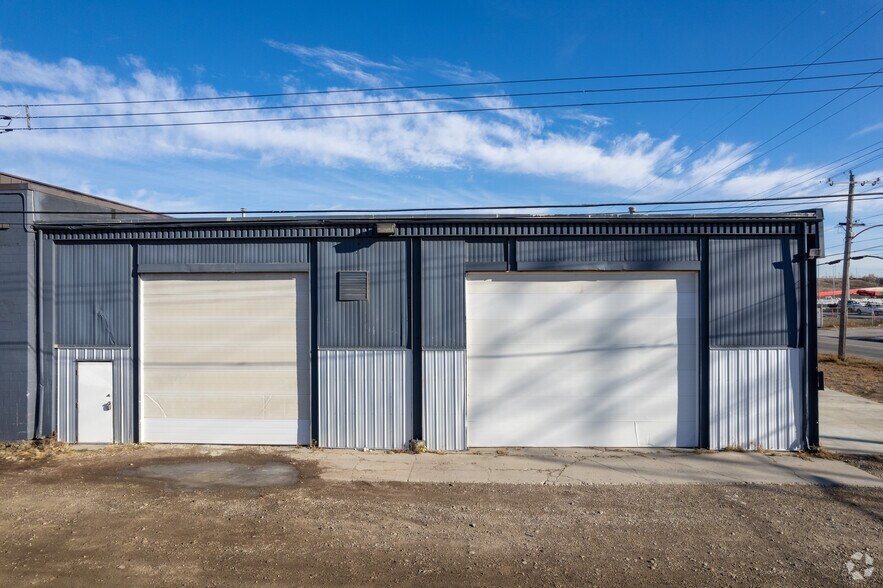 More Photos Of 4243 17A St SE, Calgary Service For Lease