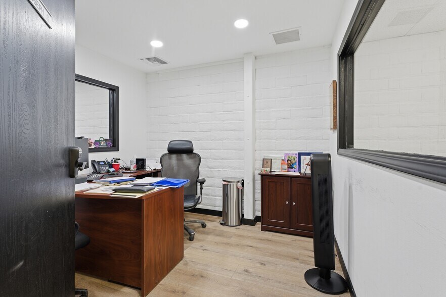 More Photos Of 18522 Gresham St, Northridge Warehouse For Sale