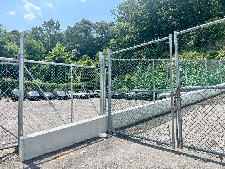 More Photos Of 1245 Central Park Ave, Yonkers Auto Dealership For Lease