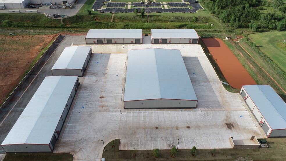 More Photos Of 1031 Thunderbird Lane, Mustang Warehouse For Lease