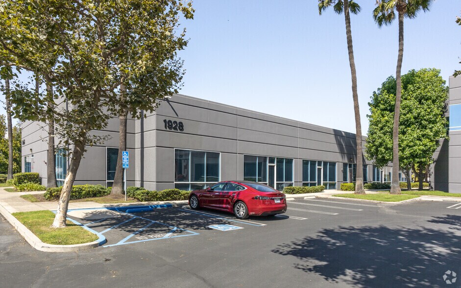 More Photos Of 1932 E Deere Ave, Santa Ana Unknown For Lease