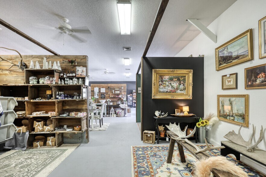 More Photos Of 8637 Oxbow Ln, Neosho Storefront Retail Residential For Sale