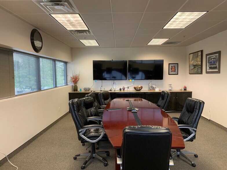 More Photos Of 5819 Lockheed Ave, Loveland Office For Lease