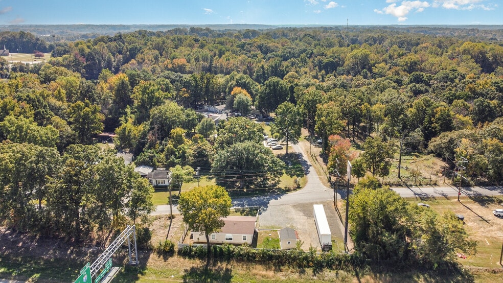 More Photos Of 9008 N Lakebrook Rd, Charlotte Light Distribution For Sale