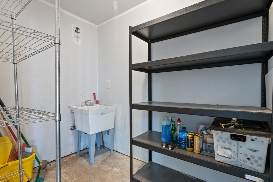 More Photos Of 12412 NE Halsey St, Portland Freestanding For Lease