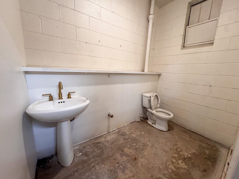 More Photos Of 1516 W Mound St, Columbus Warehouse For Lease