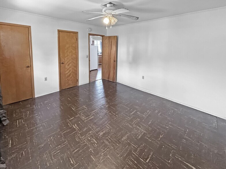 More Photos Of 105 W Cross St, Palestine Storefront Retail Residential For Sale