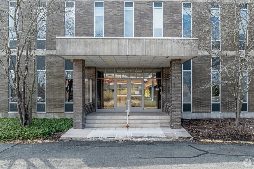 More Photos Of 2 Elm St, Windsor Locks Office For Lease