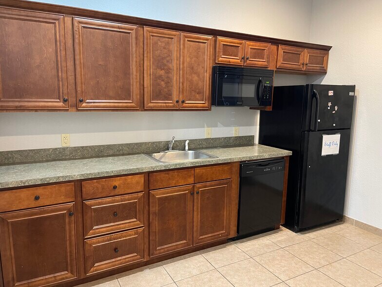 More Photos Of 1314 NW John Jones Dr, Burleson Medical For Lease