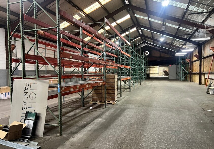 More Photos Of 4205 Pinemont Dr, Houston Warehouse For Lease