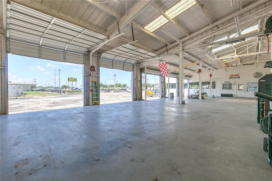 More Photos Of 3218 N Main St, Cleburne Auto Dealership For Lease