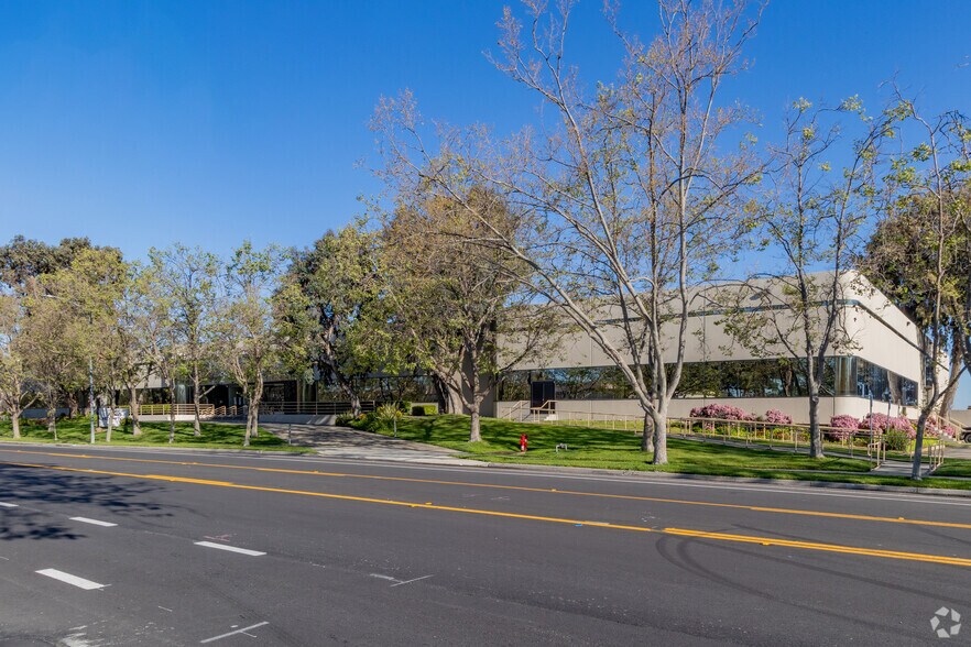 More Photos Of 161-165 Nortech Pky, San Jose Light Manufacturing For Sale