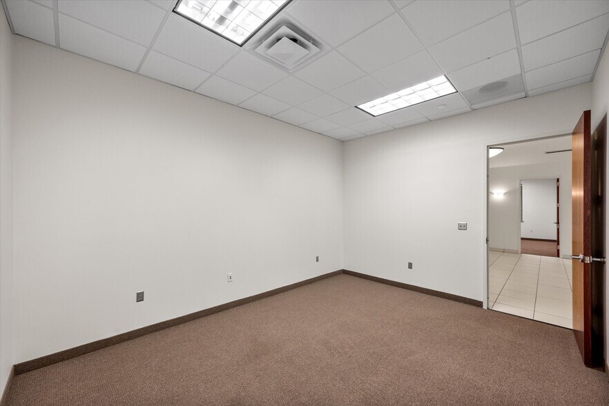 More Photos Of 820 Central Dr, Colleyville Office For Sale