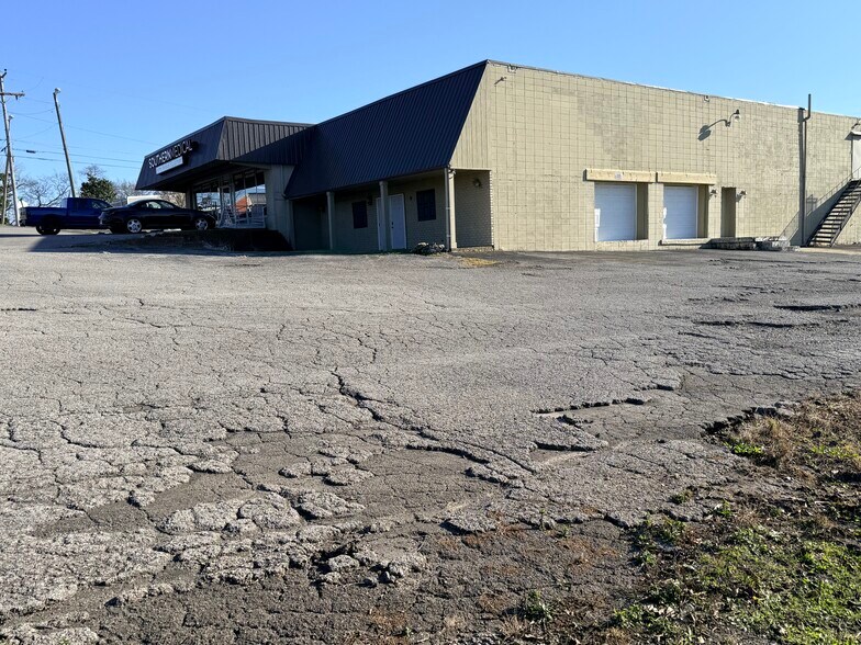 More Photos Of 106 Free Hill Rd, Hendersonville Warehouse For Lease