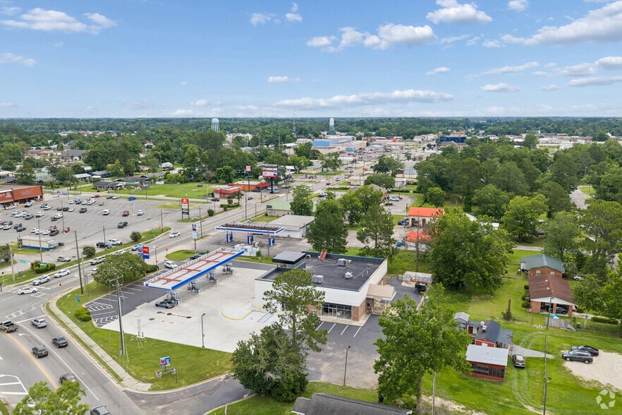 More Photos Of 715 W 4th St, Adel Service Station For Sale