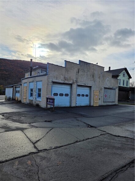 Primary Photo Of 142 S Main St, Naples General Retail For Sale