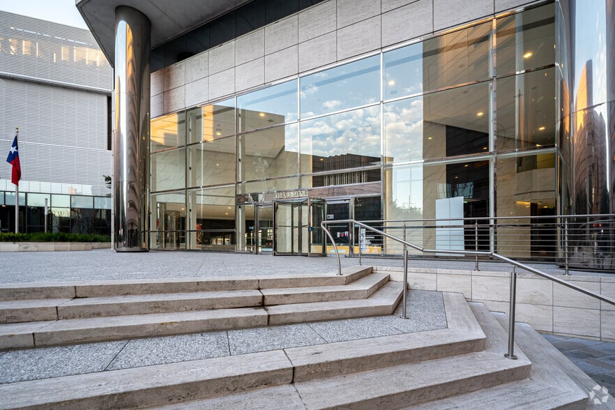 More Photos Of 440 Louisiana St, Houston Office For Lease