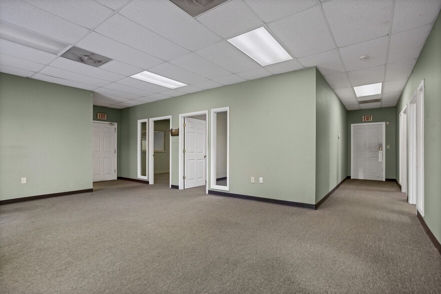 More Photos Of 9 Ellwood Ct, Greenville Warehouse For Lease