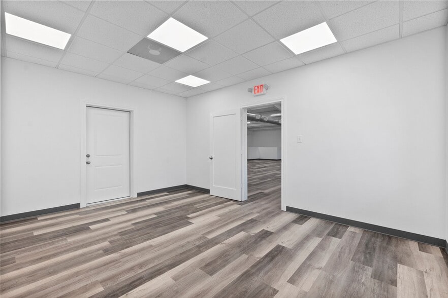 More Photos Of 11002 Sleepy Hollow Rd, Conroe Warehouse For Lease