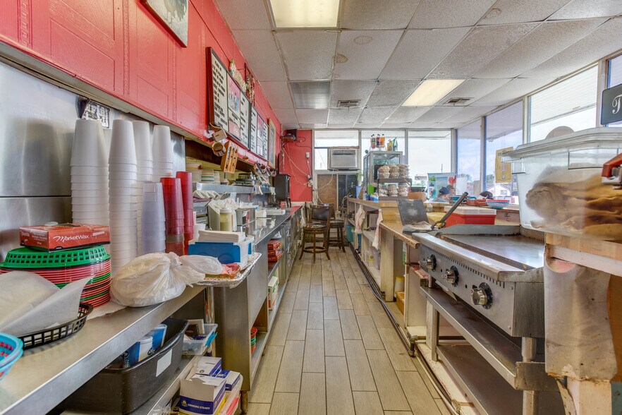 More Photos Of 2915 Market St, Baytown General Retail For Sale