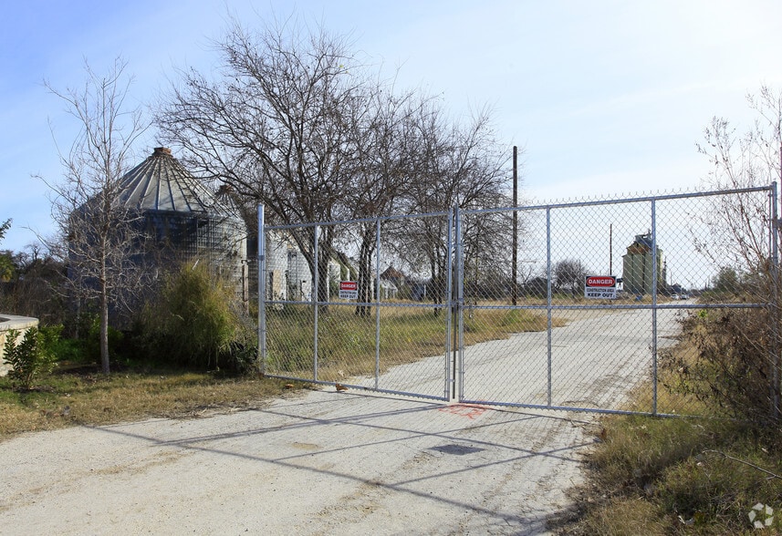 More Photos Of 423 Blue Star, San Antonio Apartments For Lease