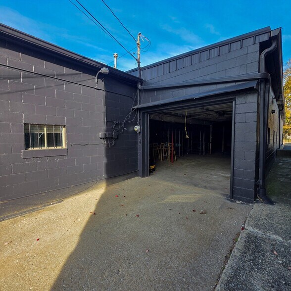 More Photos Of 443 W Walnut St, Danville Storefront For Lease