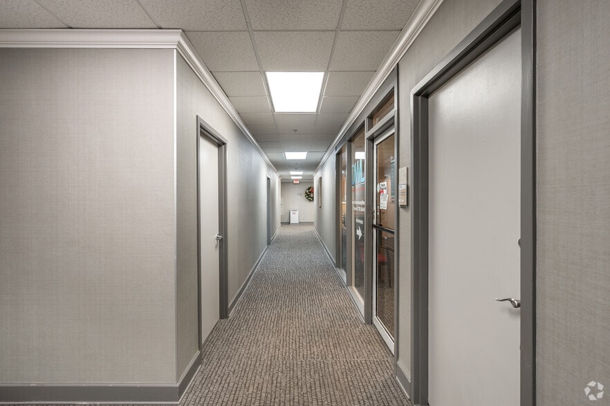 More Photos Of 4480 N Shallowford Rd, Dunwoody Medical For Lease