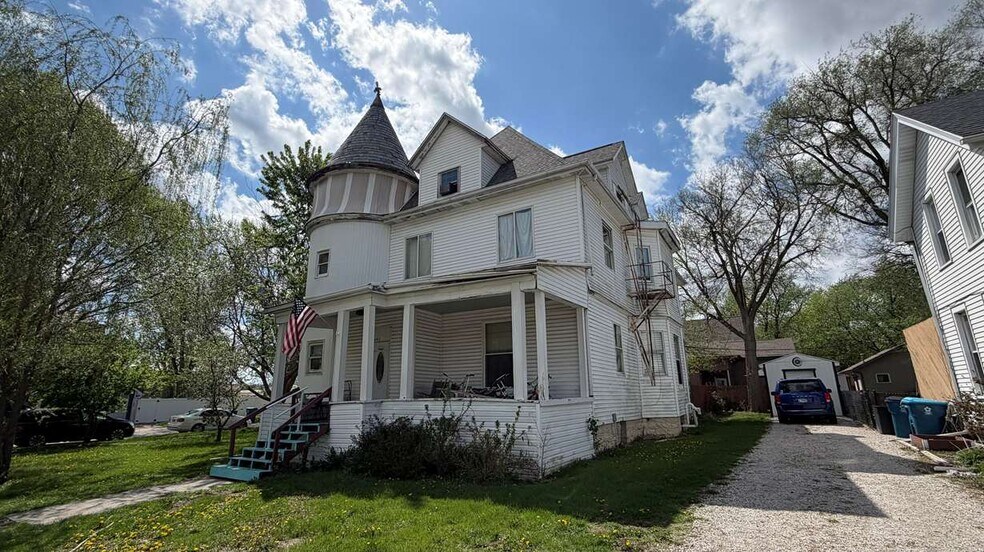 More Photos Of 103 N Division St, Pontiac Apartments For Sale