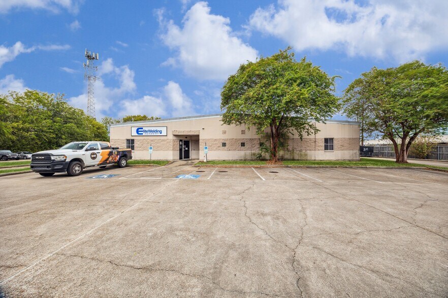 Primary Photo Of 7119 Village Way, Houston Light Distribution For Lease