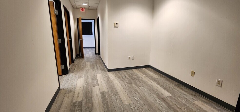 More Photos Of 7678 E Greenway Rd, Scottsdale Light Distribution For Lease