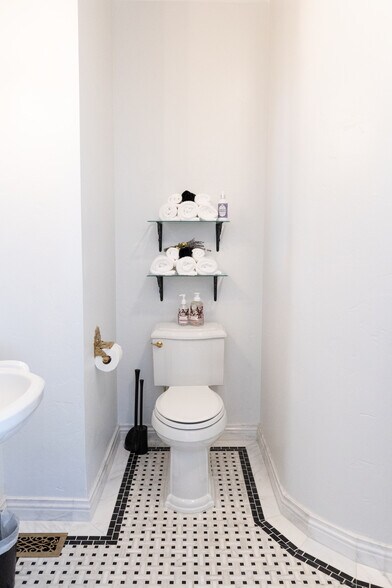 More Photos Of 11 E Main St, Winters Office Residential For Lease