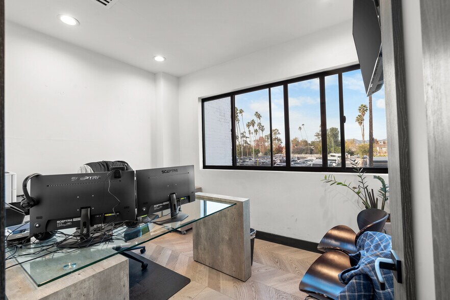 More Photos Of 4041 Wilshire Blvd, Los Angeles Office For Lease