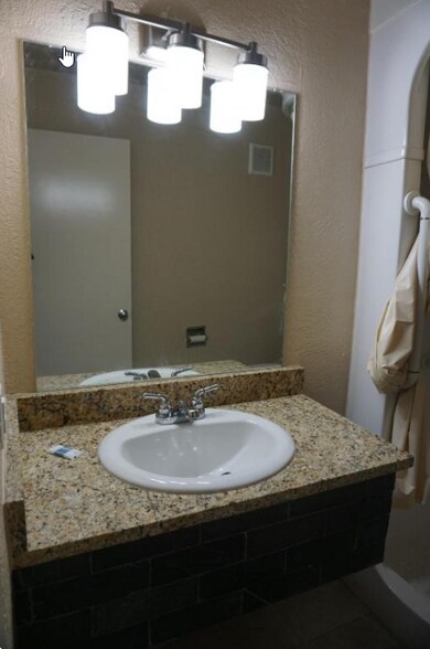 More Photos Of 9503 N Interstate 35, San Antonio Hotel For Sale