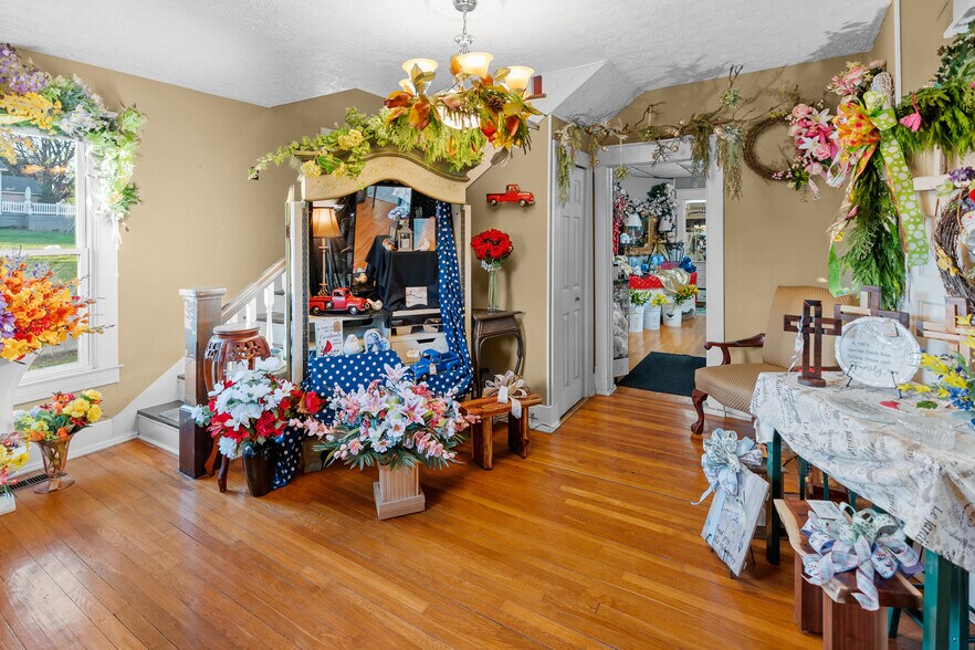 More Photos Of 223 Helm St, Elizabethtown General Retail For Sale