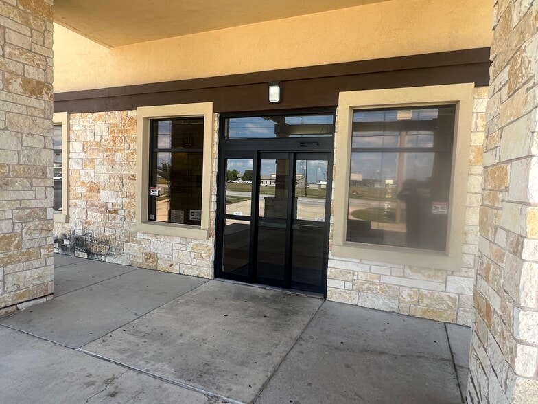 More Photos Of 3202 S W S Young Dr, Killeen Medical For Lease